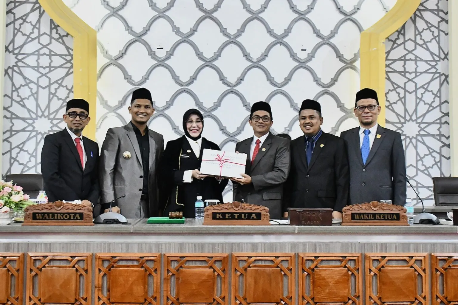Walikota Banda Aceh menyerahkan dokumen kepada Ketua DPRK Irwansyah