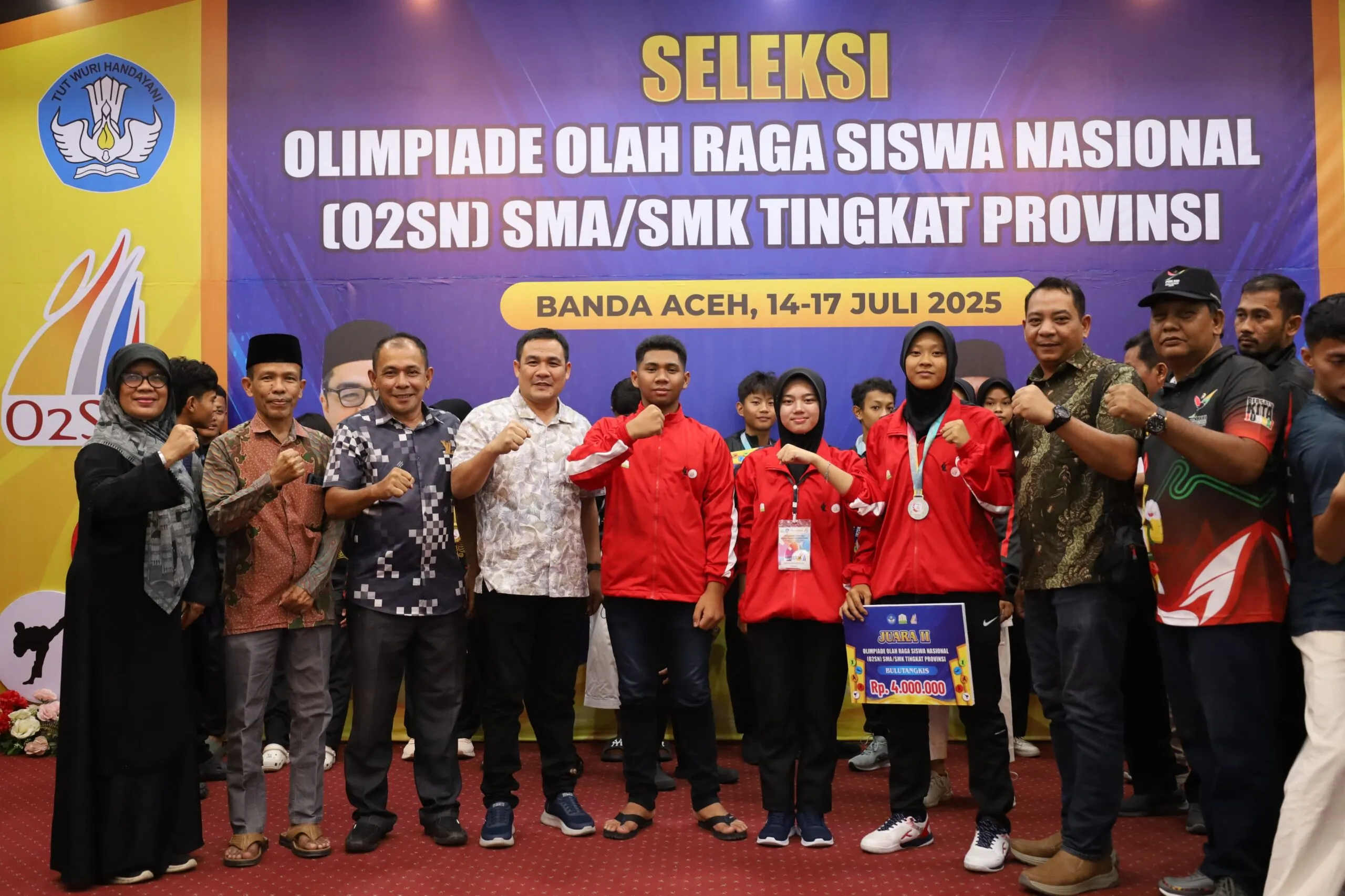 Kepala Cabang Dinas Pendidikan Aceh Utara Muhammad Johan berpose dengan Nurul aulia. 