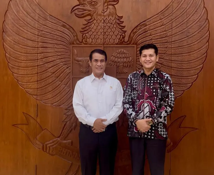Bupati H. Mirwan MS berpose bersama Menteri Pertanian RI, Dr. Ir. H. Andi Amran Sulaiman, MP di kediaman pribadinya, Jakarta.