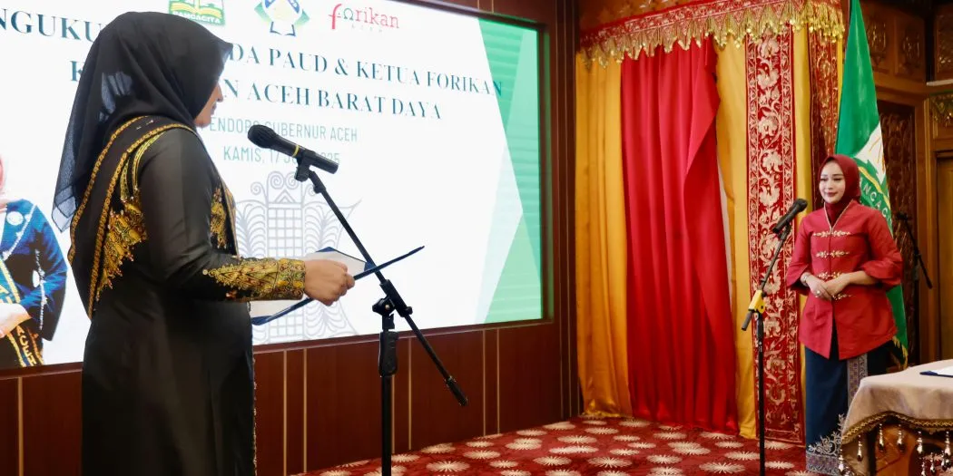 Bunda PAUD Aceh, Marlina Muzakir, secara resmi mengukuhkan Ratna Sari Dewi Bunda PAUD sekaligus Forikan Abdya masa bakti 2025–2030.