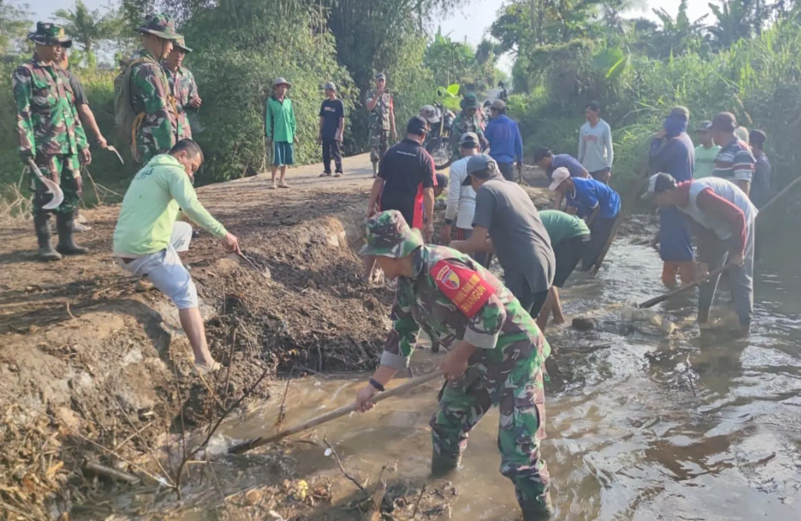 Babinsa Desa Birowo Koramil 0808/11 Binangun Kodim 0808/Blitar, Pelda Amin Nuryadi, bersama warga gelar kerja bakti program Jumat Bersih di Desa Birowo, Kecamatan Binangun, Kabupaten Blitar. 