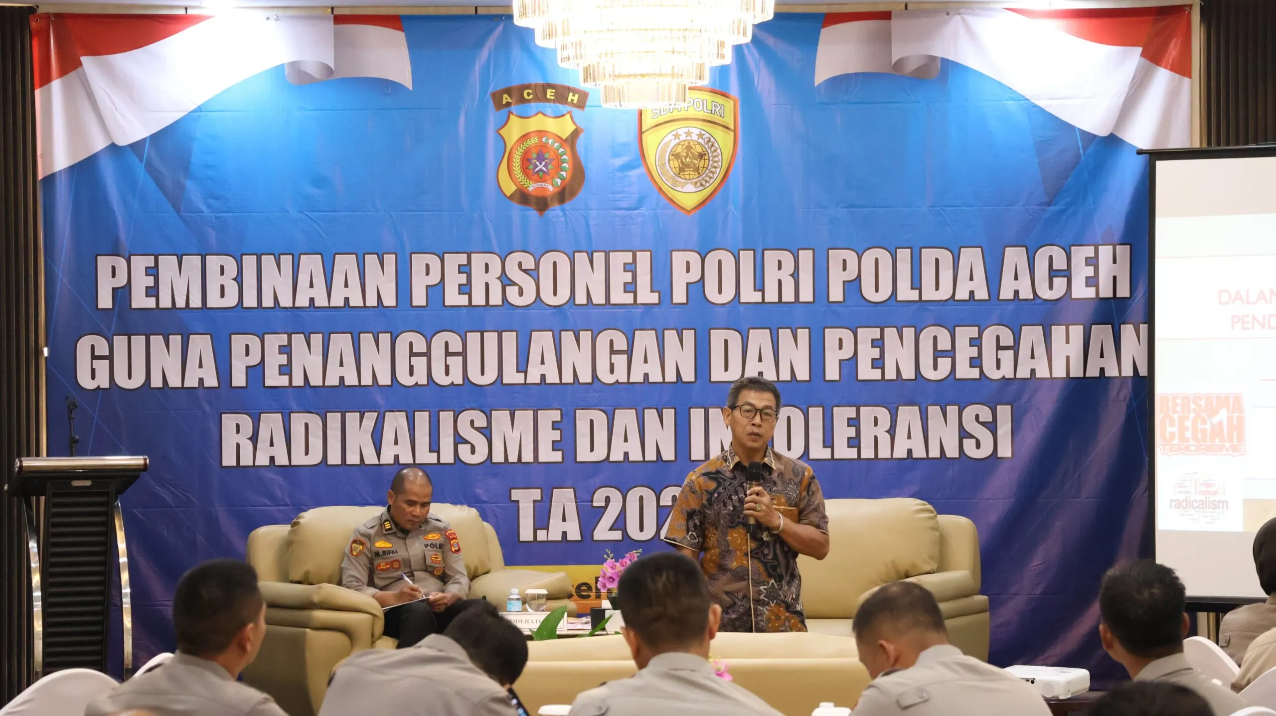 Ketua Forum Koordinasi Pencegahan Terorisme (FKPT) Aceh, Dr. Wiratmadinata, S.H., M.H., memberikan pembekalan kepada personel Polda Aceh