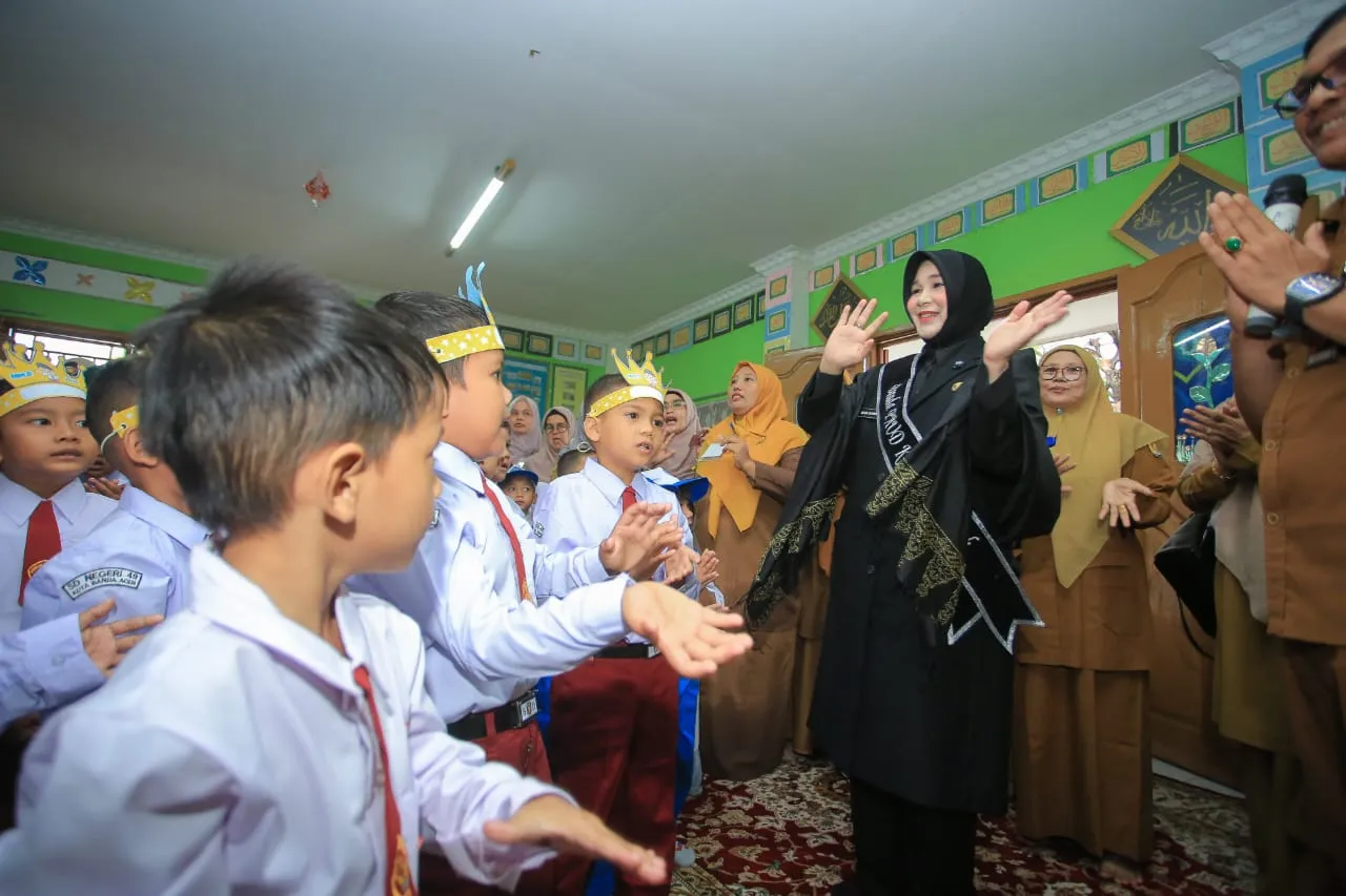 Wali Kota Banda Aceh, Illiza Sa’aduddin Djamal saat memantau hari pertama sekolah. 