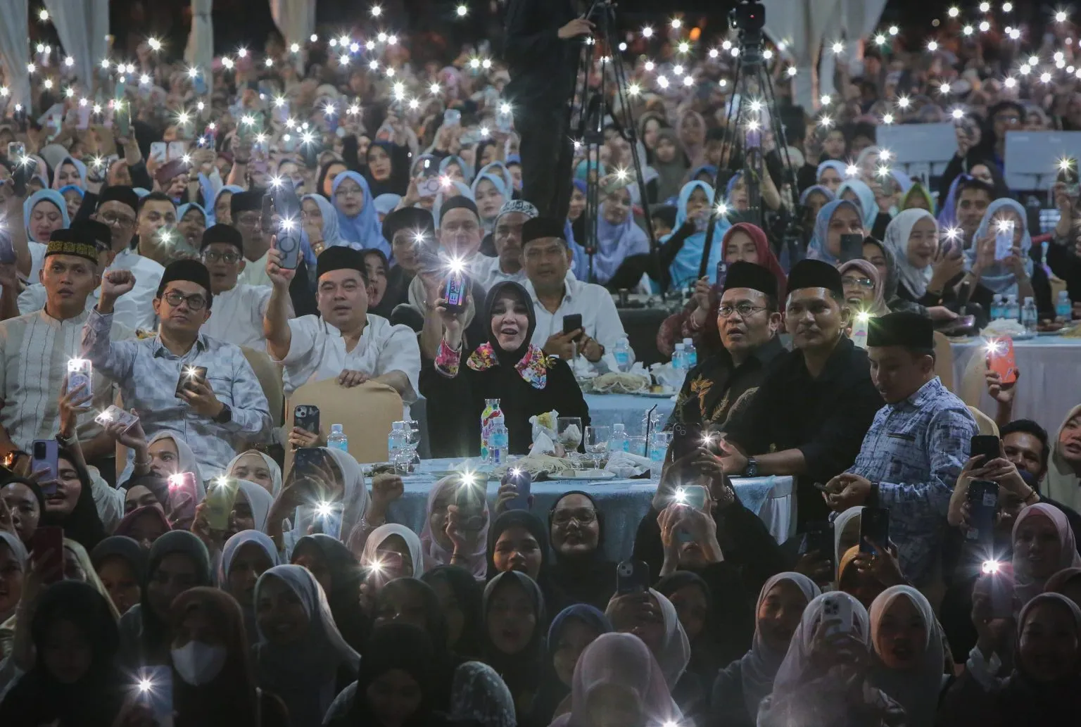 Ribuan warga memadati Taman Bustanussalatin untuk menghadiri Sharing Night bersama Ustaz Hanan Attaki
