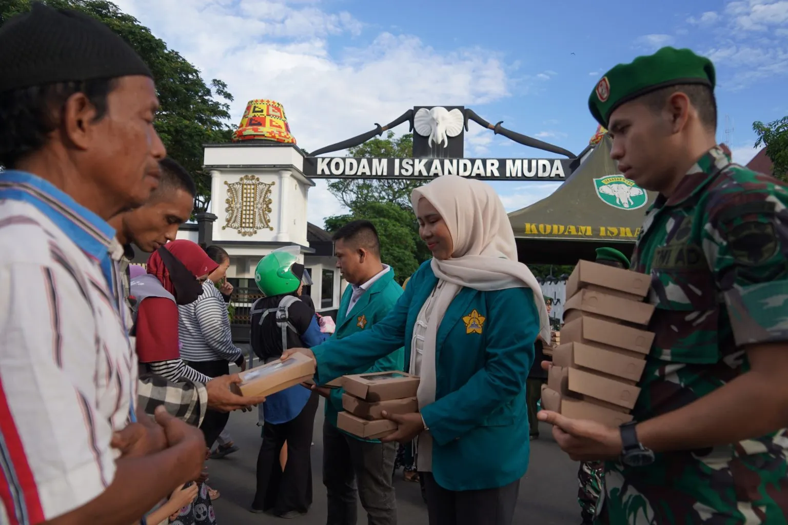 Kodam IM membagikan 166 paket sarapan gratis kepada masyarakat melalui program sosial rutin bertajuk Jumat Berkah