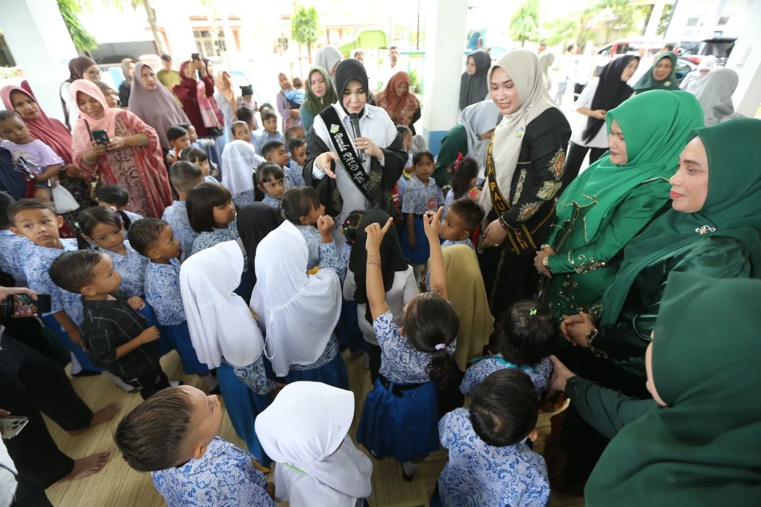 Bunda PAUD Kota Banda Aceh, Illiza Sa’aduddin Djamal, melakukan kunjungan istimewa ke TK Negeri 3 Banda Aceh