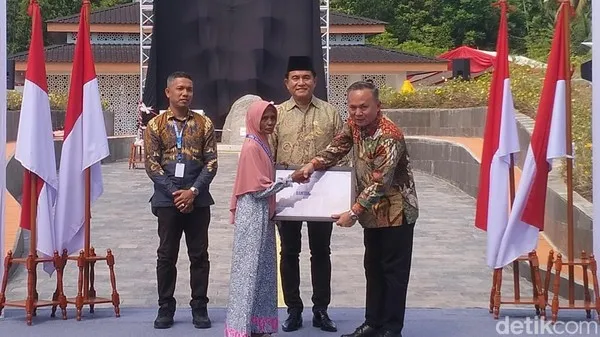 WamenHAM Mugiyanto memberikan bantuan tali asih secara simbolis ke salah satu korban pelanggaran HAM di Rumoh Geudong. (Foto:detikSumut).