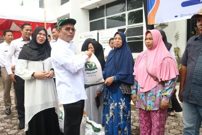 Kepala Dinas Sosial Aceh, Dr. Muslem Yacob, S.Ag, M.Pd, menyerahkan BPB khususnya bagi warga lansia dan penyandang disabilitas