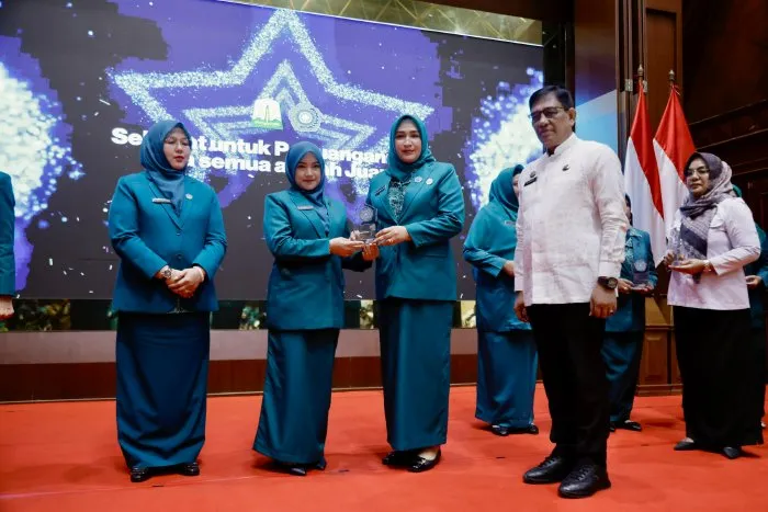 Ketua TP PKK Aceh, Marlina Muzakir saat menyerahkan hadiah kepada pemenang Lomba Gampong Mawaddah Warahmah Tingkat Aceh Tahun 2024