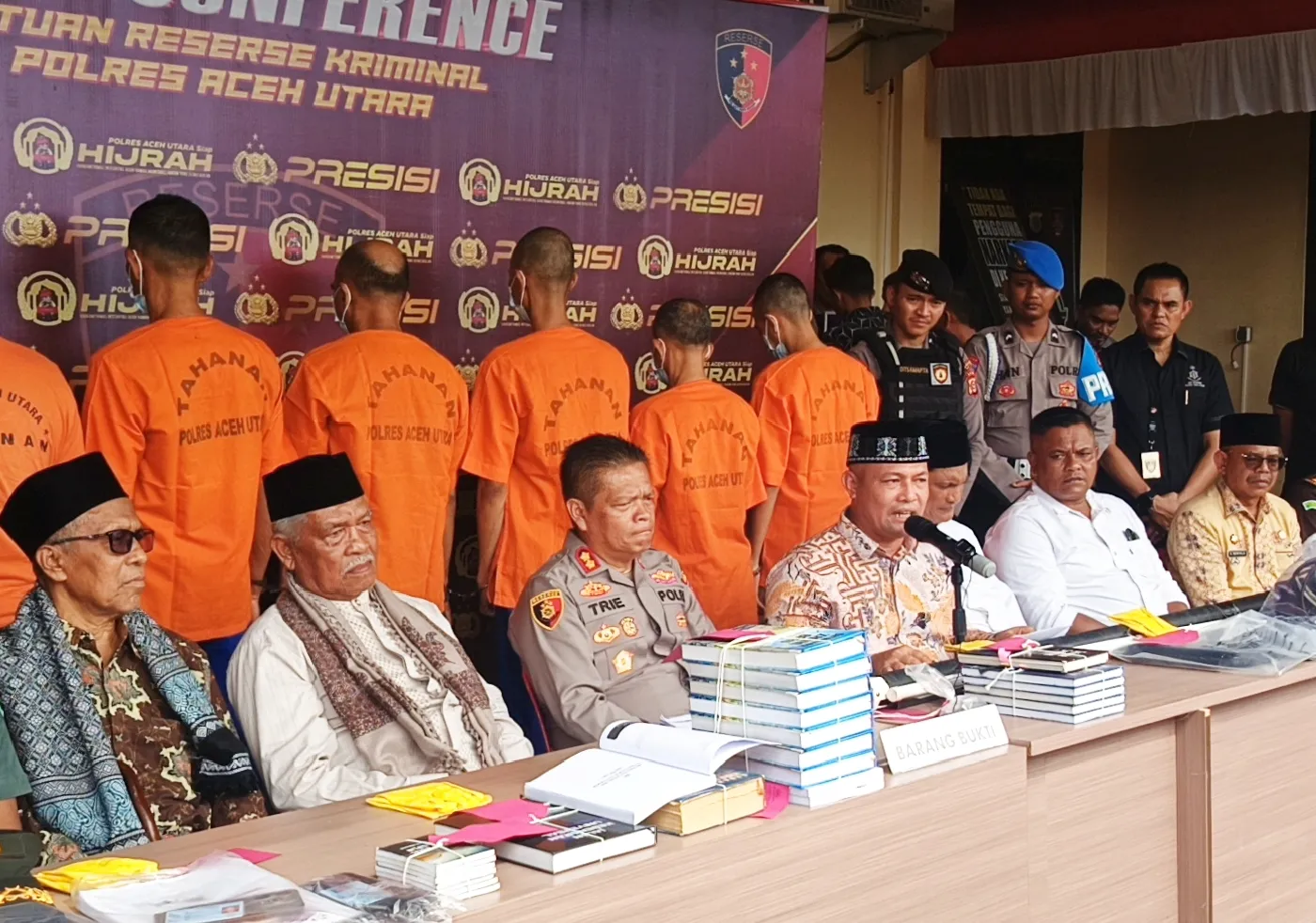 Bupati Aceh Utara bersama Tokoh Ulama dan Kapolres Aceh Utara saat menyampaikan sambutan dalam jumpa pers yang di gelar oleh Polres Aceh Utara, Kamis (7/8/2025)