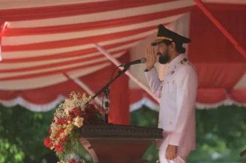 Gubernur Aceh, Muzakir Manaf atau yang akrab disapa Mualem, bertindak sebagai inspektur upacara pada peringatan HUT RI ke-80