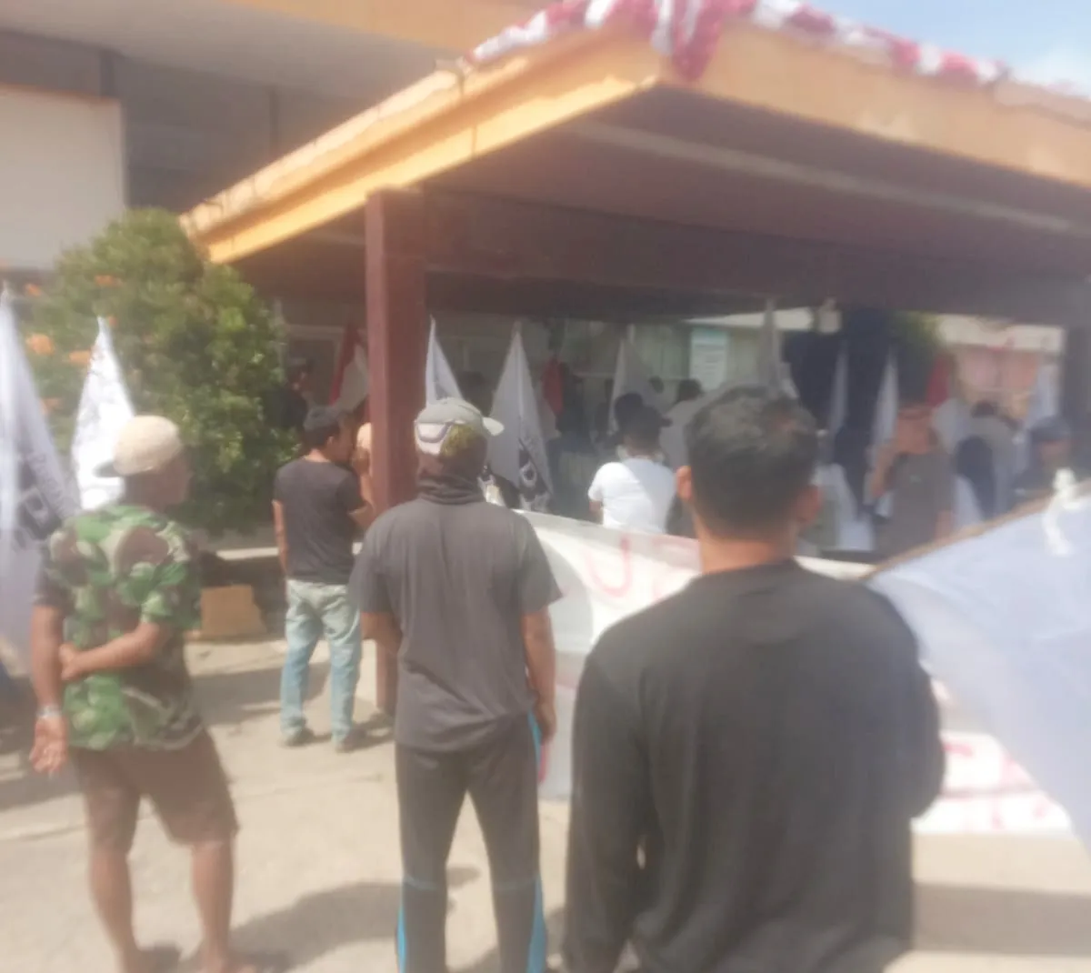 Warga Cot Girek kembali melakukan aksi pada Selasa (26/8/2025) di Kantor PTPN Cot Girek.[Kiriman Warga]