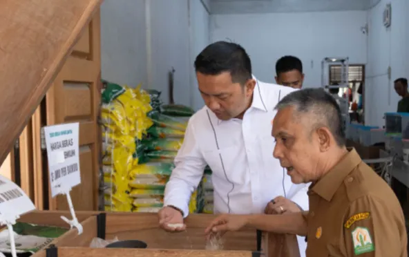 Kombes Zulhir Melakukan Pengecekan Harga dan Stok Bahan Pokok Beras di Sejumlah Pasar Tradisional dan Ritel Modern.[Ist]