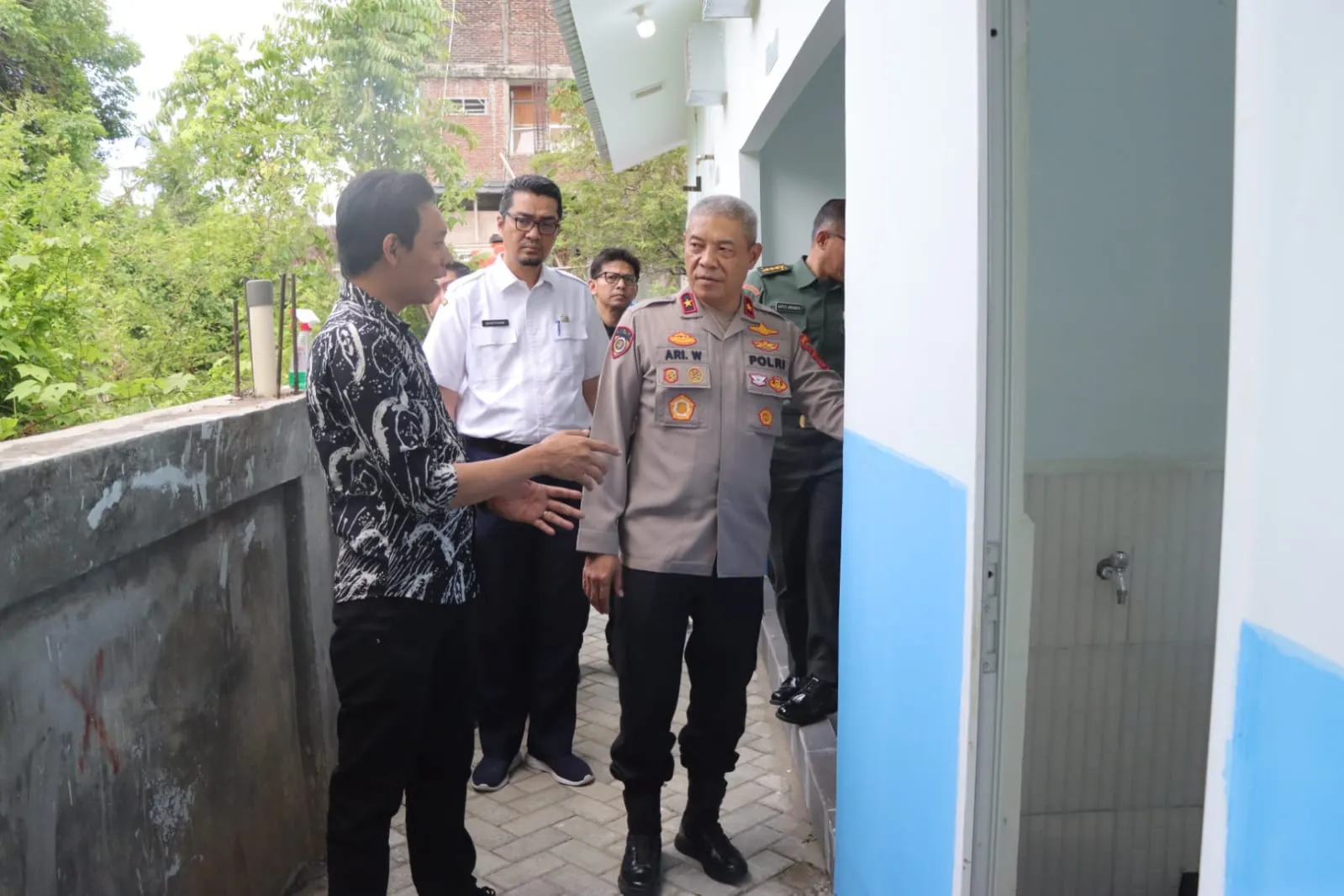 Wakapolda Aceh, Brigjen Pol. Ari Wahyu Widodo, melakukan peninjauan langsung terhadap progres pembangunan Satuan Pelayanan Pemenuhan Gizi (SPPG) kedua milik Polda Aceh.