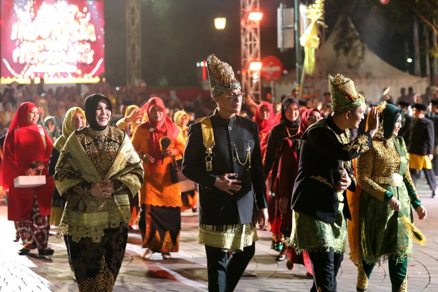 Wali Kota dan Wakil Walikota Banda Aceh hadir memimpin langsung delegasi tampak kompak mengenakan busana adat Aceh[Ist]