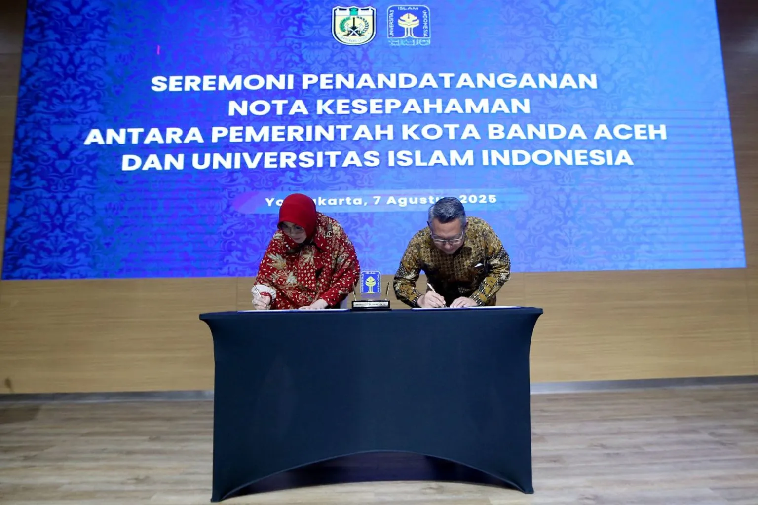 Wali Kota Banda Aceh, Illiza Sa’aduddin Djamal, dan Rektor UII, Fathul Wahid menandatangani nota kesepahaman (MoU) di Gedung Kuliah Umum Dr Sardjito.[Ist]