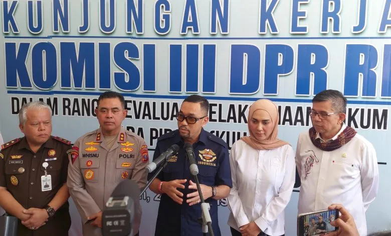 Wakil Ketua Komisi III DPR RI, Dr. H. Ahmad Sahroni saat memberikan jumpa pers.[Ist]