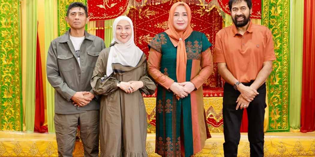 Gubernur Aceh Muzakir Manaf foto bersama saat menerima kunjungan silaturahmi Kapolda Aceh, Brigjen. Pol Drs. Marzuki Ali Basyah di Meuligoe Gubernur Aceh.[Ist]