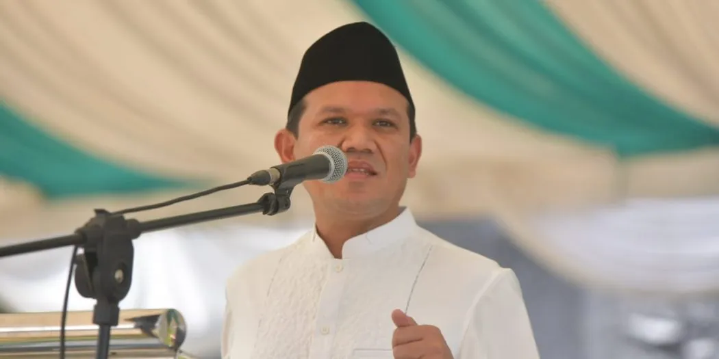 Wakil Gubernur Aceh, Fadhlullah, memimpin apel tahunan Pesantren Modern Teungku Chiek Oemar Diyan.[Ist]