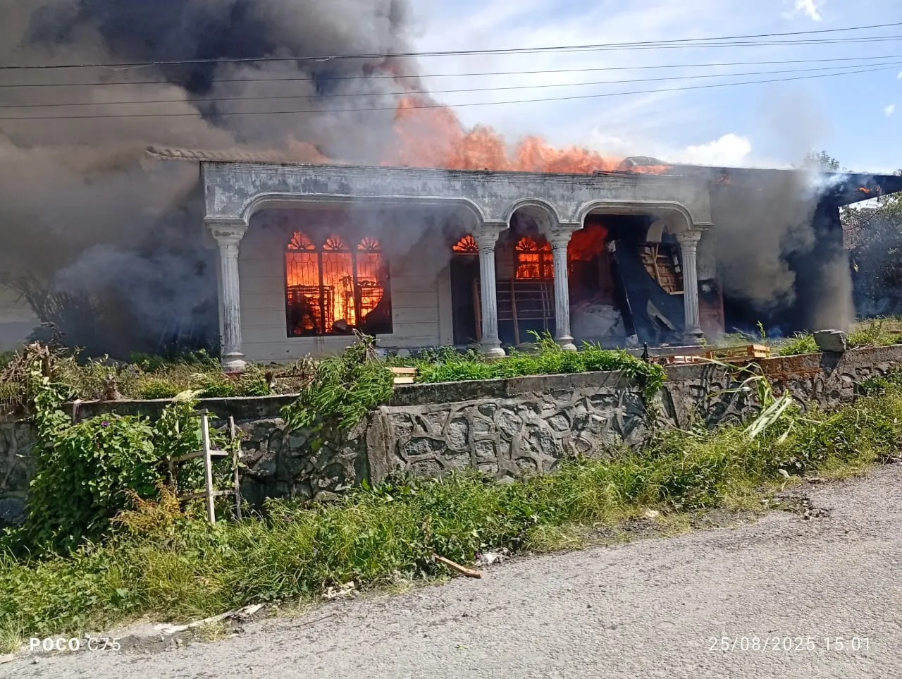 Foto: Gudang spring bed dan panglong yang ludes terbakar [Ist]