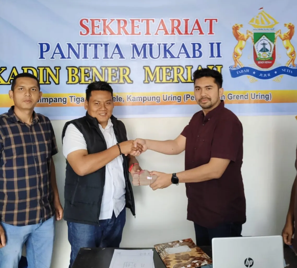 Foto: Ketua Panitia Muskab II Kadin Bener Meriah, Cik Joe, menerima berkas pendaftaran calon ketua Kadin [Ist].