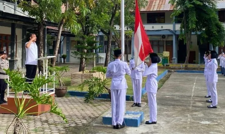 Direktur Reserse Narkoba (Dirresnarkoba) Polda Aceh, Kombes Pol Shobarmen, menjadi inspektur upacara bendera di SMA Negeri 2 Banda Aceh.[Ist]