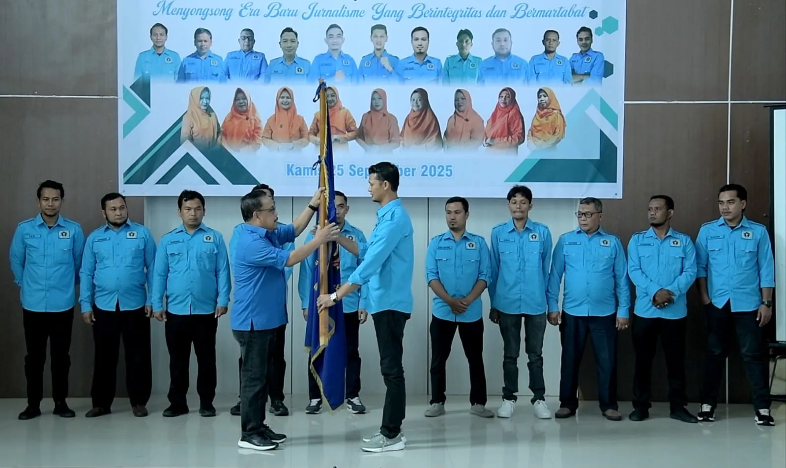Ketua PWI Aceh, Nasir Nurdin, menyerahkan bendera pataka kepada Ketua PWI Bener Meriah, Mashuri [Ist].