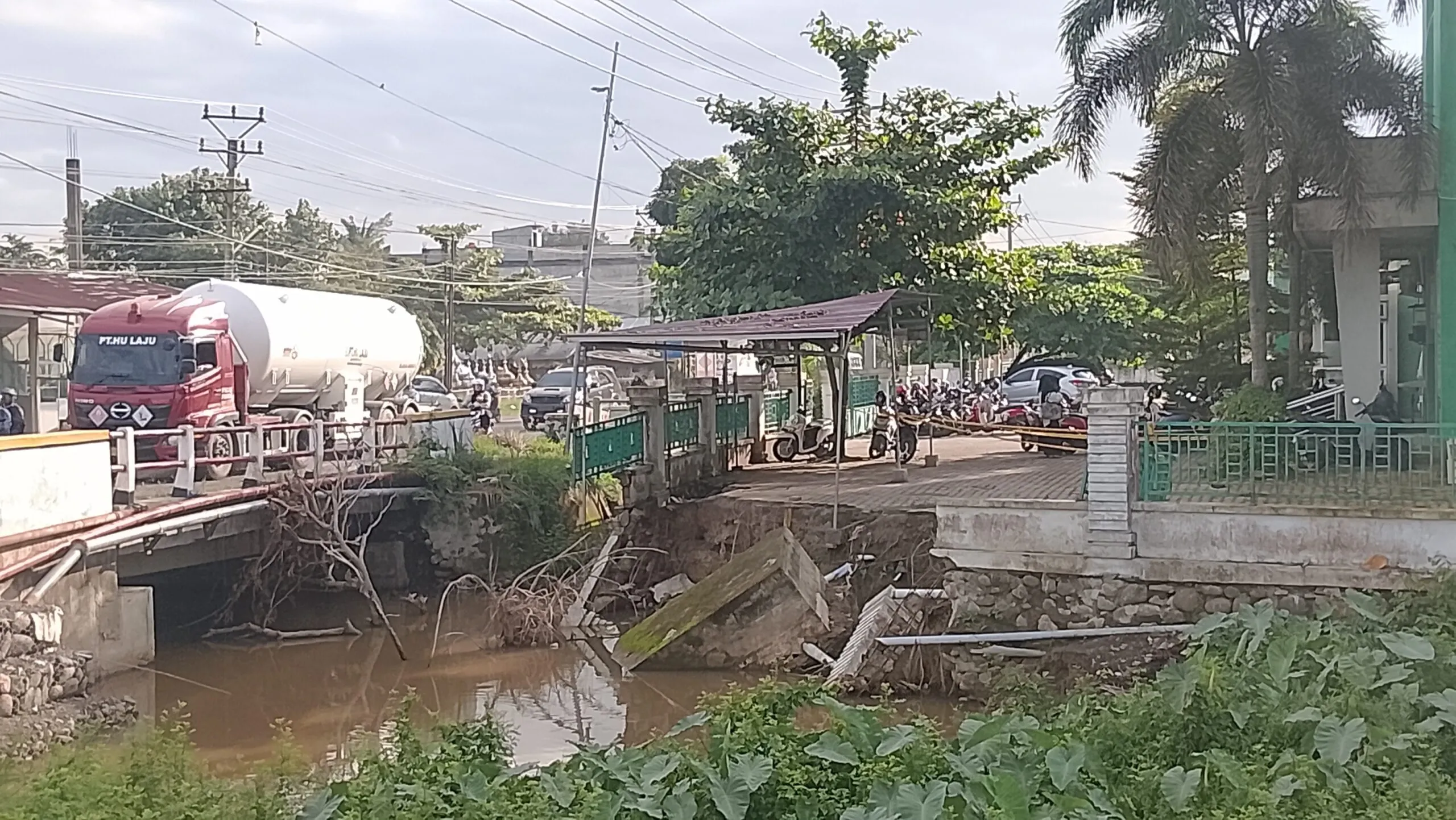 Pagar Puskesmas Syamtalira Bayu Ambruk, Jalur Nasional Terancam Abrasi